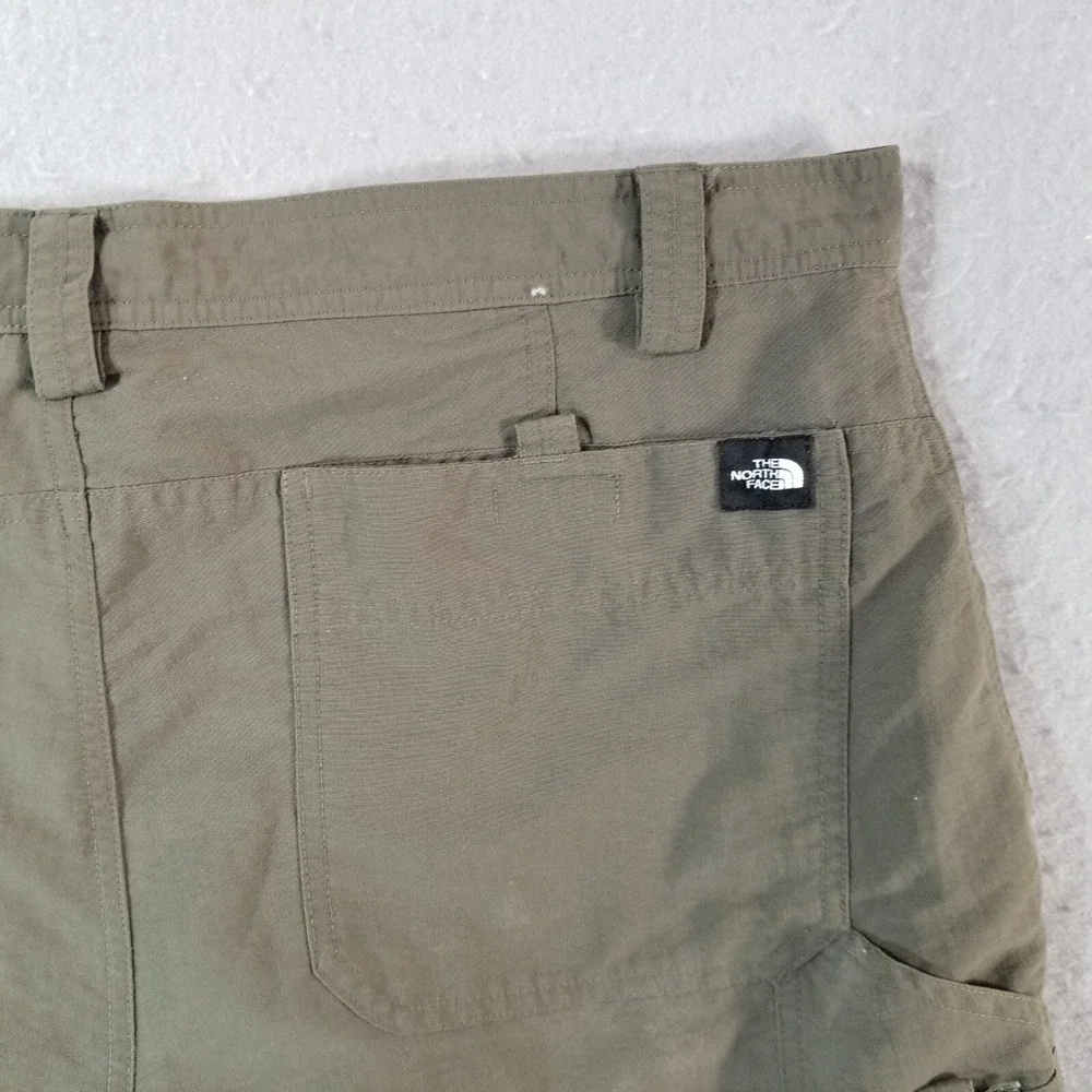 The North Face hiking shorts men's 38x8 khaki green outdoor security pocket